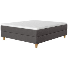 Jensen Onyx -jenkkisängyn harmaa grey 173 verhoiluväri ja nelikulmaiset 14 cm korkeat luonnonväriset tammijalat. Sijauspatja ja jalat sisältyvät hintaan.