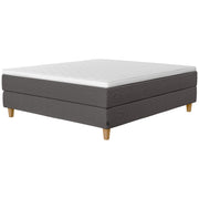 Jensen Onyx -jenkkisängyn harmaa grey 173 verhoiluväri ja nelikulmaiset 14 cm korkeat luonnonväriset tammijalat. Sleep 1 -sijauspatja ja jalat sisältyvät hintaan.