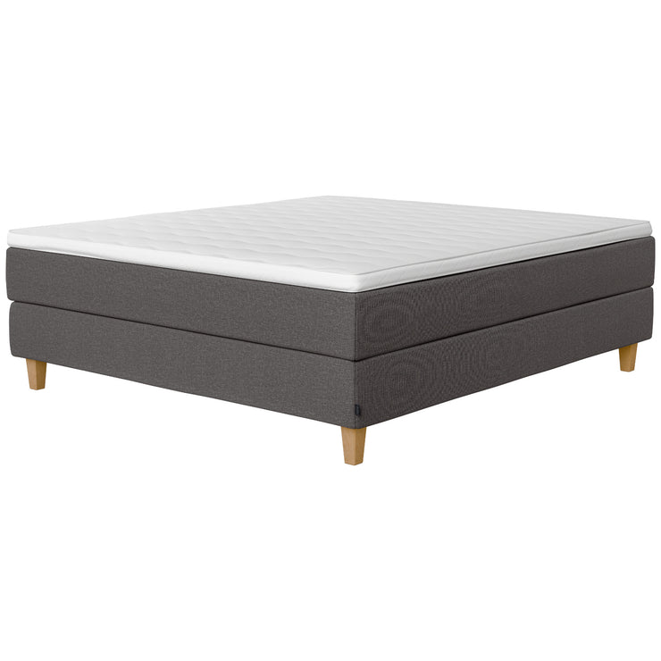 Jensen Onyx -jenkkisängyn harmaa grey 173 verhoiluväri ja nelikulmaiset 14 cm korkeat luonnonväriset tammijalat. Sleep 1 -sijauspatja ja jalat sisältyvät hintaan.
