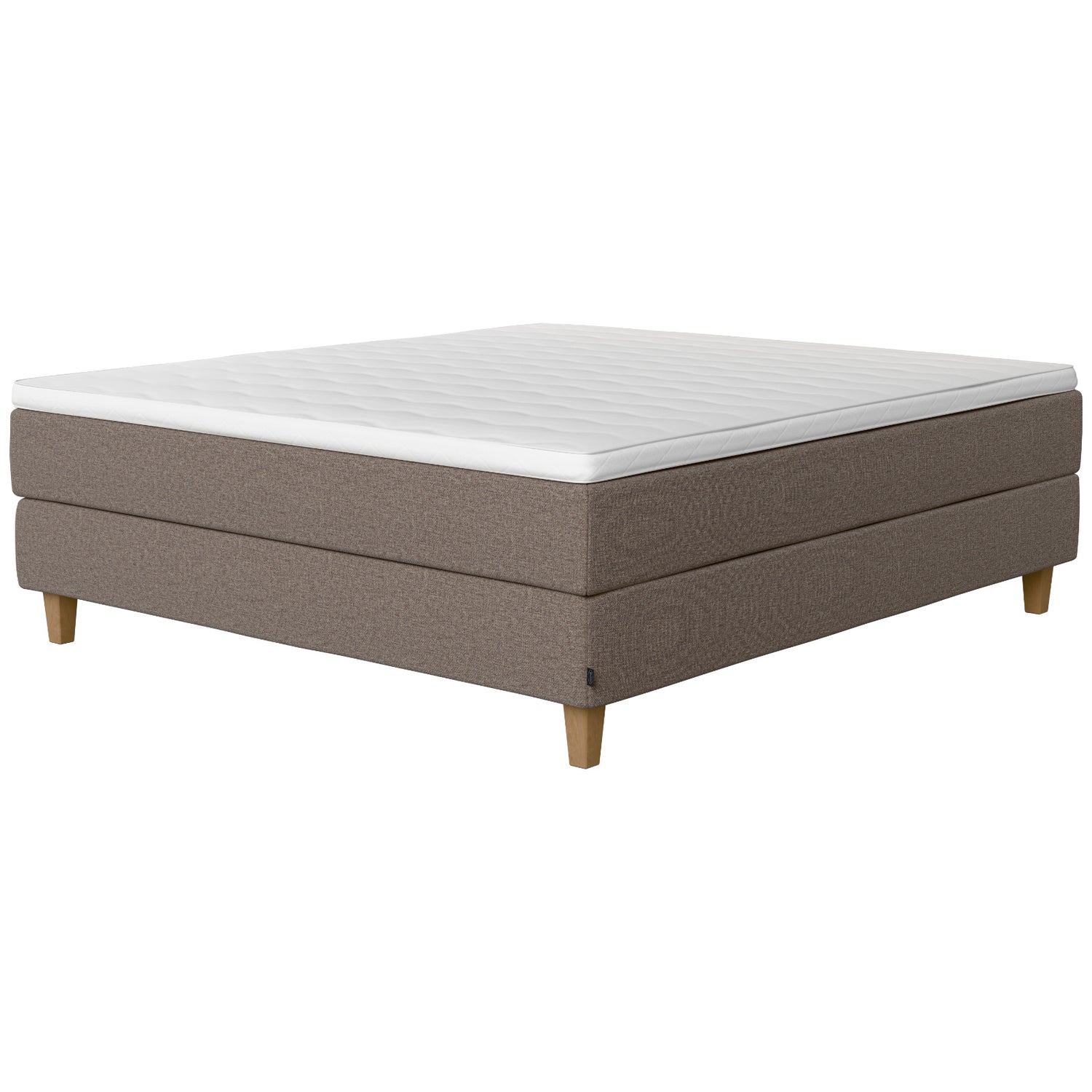 Jensen Onyx -jenkkisängyn harmaanruskea mole 272 verhoiluväri ja nelikulmaiset 14 cm korkeat luonnonväriset tammijalat. TempSmart-sijauspatja ja jalat sisältyvät hintaan.