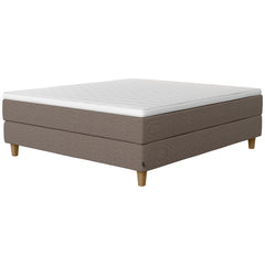 Jensen Onyx -jenkkisängyn harmaanruskea mole 272 verhoiluväri ja nelikulmaiset 14 cm korkeat luonnonväriset tammijalat. Sijauspatja ja jalat sisältyvät hintaan.