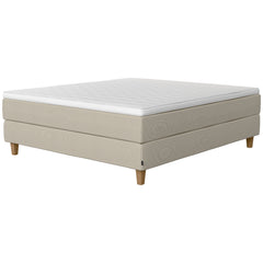 Jensen Onyx -jenkkisängyn luonnonvaalea natural 292 verhoiluväri ja nelikulmaiset 14 cm korkeat luonnonväriset tammijalat. Sleep 1 -sijauspatja ja jalat sisältyvät hintaan.