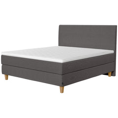 Jensen Onyx -jenkkisängyn harmaa Grey 173 verhoiluväri ja nelikulmaiset 14 cm korkeat luonnonväriset tammijalat. Sleep 1 -sijauspatja ja jalat sisältyvät hintaan. Jensen-sängynpääty myydään erikseen.
