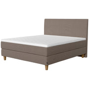 Jensen Onyx -jenkkisängyn harmaanruskea mole 272 verhoiluväri ja nelikulmaiset 14 cm korkeat luonnonväriset tammijalat. Sleep 1 -sijauspatja ja jalat sisältyvät hintaan. Jensen-sängynpääty myydään erikseen.