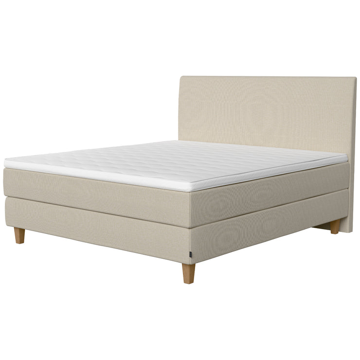 Jensen Onyx -jenkkisängyn luonnonvaalea natural 292 verhoiluväri ja nelikulmaiset 14 cm korkeat luonnonväriset tammijalat. Sleep 1 -sijauspatja ja jalat sisältyvät hintaan. Jensen-sängynpääty myydään erikseen.
