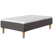 Jensen Onyx -runkopatjasängyn harmaa Grey 173 verhoiluväri ja nelikulmaiset 23 cm korkeat luonnonväriset tammijalat. Yhtenäinen Sleep 1 -sijauspatja ja jalat sisältyvät hintaan.