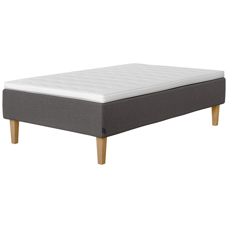 Jensen Onyx -runkopatjasängyn harmaa Grey 173 verhoiluväri ja nelikulmaiset 23 cm korkeat luonnonväriset tammijalat. Yhtenäinen Sleep 1 -sijauspatja ja jalat sisältyvät hintaan.