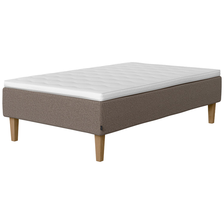 Jensen Onyx -runkopatjasängyn harmaanruskea Mole 272 verhoiluväri ja nelikulmaiset 23 cm korkeat luonnonväriset tammijalat. Yhtenäinen Sleep 1 -sijauspatja ja jalat sisältyvät hintaan.