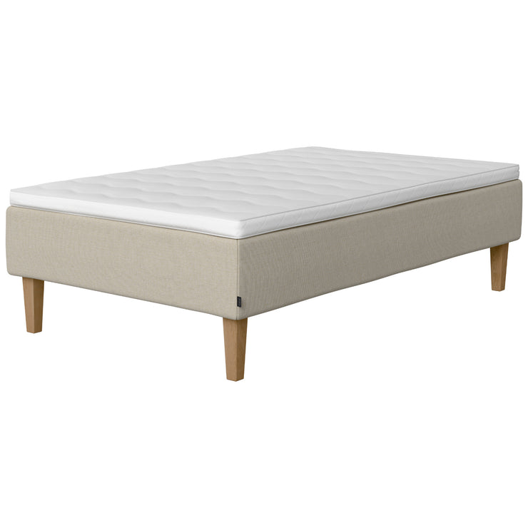 Jensen Onyx -runkopatjasängyn luonnonvaalea Natural 292 verhoiluväri ja nelikulmaiset 23 cm korkeat luonnonväriset tammijalat. Yhtenäinen Sleep 1 -sijauspatja ja jalat sisältyvät hintaan.