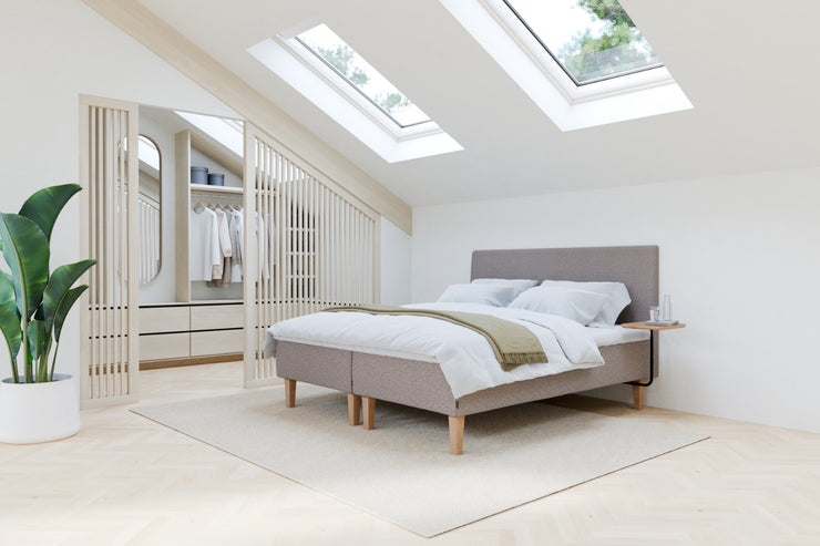 Jensen Onyx -runkopatjasängyn luonnonvaalea Natural 292 verhoiluväri ja nelikulmaiset 23 cm korkeat luonnonväriset tammijalat. Yhtenäinen Sleep 1 -sijauspatja ja jalat sisältyvät hintaan. Jensen sängynpääty myydään erikseen.