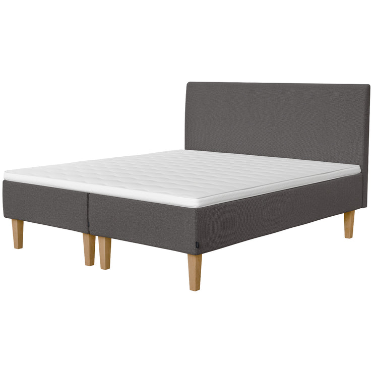 Jensen Onyx -runkopatjasängyn harmaa Grey 173 verhoiluväri ja nelikulmaiset 23 cm korkeat luonnonväriset tammijalat. Yhtenäinen Sleep 1 -sijauspatja ja jalat sisältyvät hintaan. Jensen sängynpääty myydään erikseen.