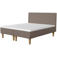 Jensen Onyx -runkopatjasängyn harmaanruskea Mole 272 verhoiluväri ja nelikulmaiset 23 cm korkeat luonnonväriset tammijalat. Yhtenäinen Sleep 1 -sijauspatja ja jalat sisältyvät hintaan. Jensen sängynpääty myydään erikseen.