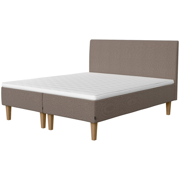 Jensen Onyx -runkopatjasängyn harmaanruskea Mole 272 verhoiluväri ja nelikulmaiset 23 cm korkeat luonnonväriset tammijalat. Yhtenäinen Sleep 1 -sijauspatja ja jalat sisältyvät hintaan. Jensen sängynpääty myydään erikseen.