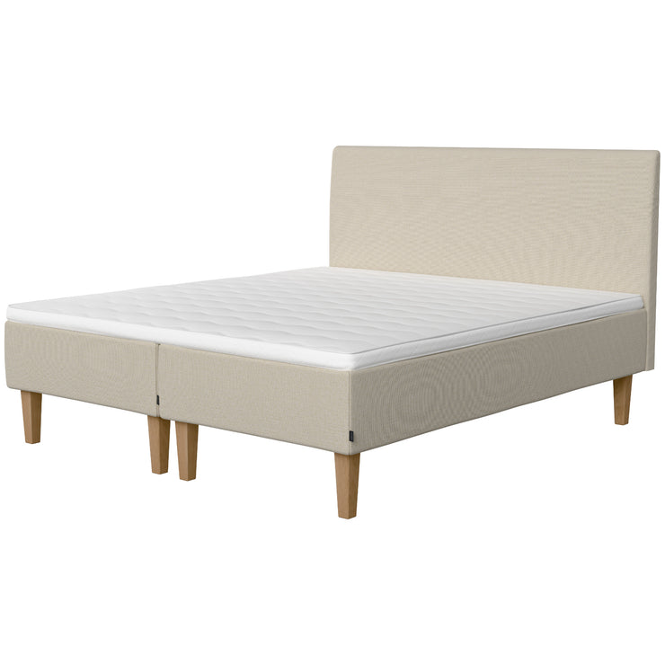Jensen Onyx -runkopatjasängyn luonnonvaalea Natural 292 verhoiluväri ja nelikulmaiset 23 cm korkeat luonnonväriset tammijalat. Yhtenäinen Sleep 1 -sijauspatja ja jalat sisältyvät hintaan. Jensen sängynpääty myydään erikseen.