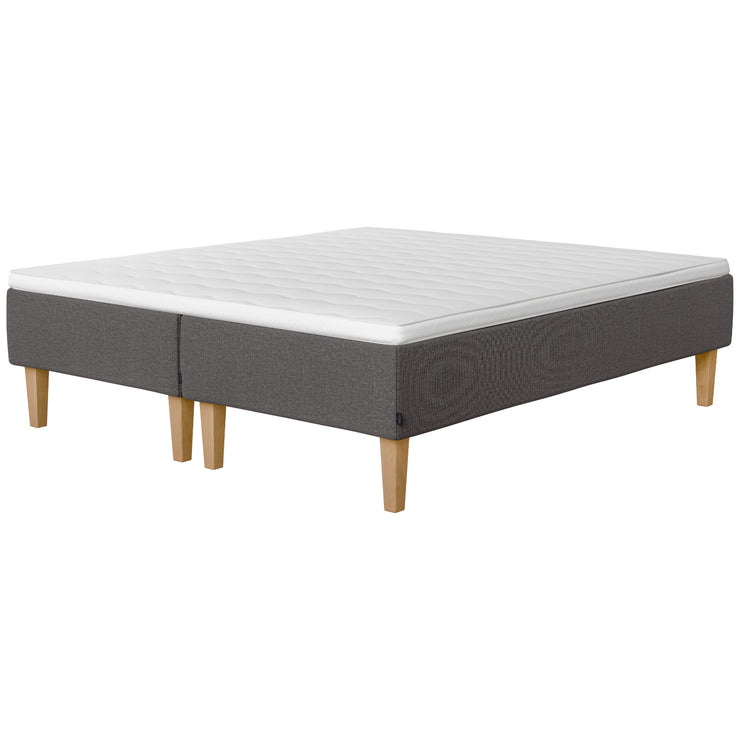 Jensen Onyx -runkopatjasängyn harmaa Grey 173 verhoiluväri ja nelikulmaiset 23 cm korkeat luonnonväriset tammijalat. Yhtenäinen Sleep 1 -sijauspatja ja jalat sisältyvät hintaan.
