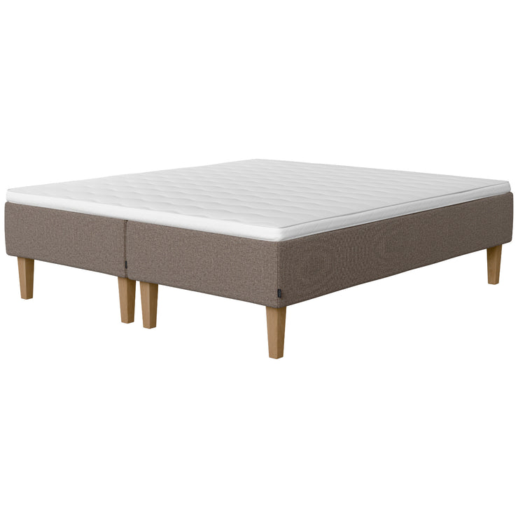 Jensen Onyx -runkopatjasängyn harmaanruskea Mole 272 verhoiluväri ja nelikulmaiset 23 cm korkeat luonnonväriset tammijalat. Yhtenäinen Sleep 1 -sijauspatja ja jalat sisältyvät hintaan.