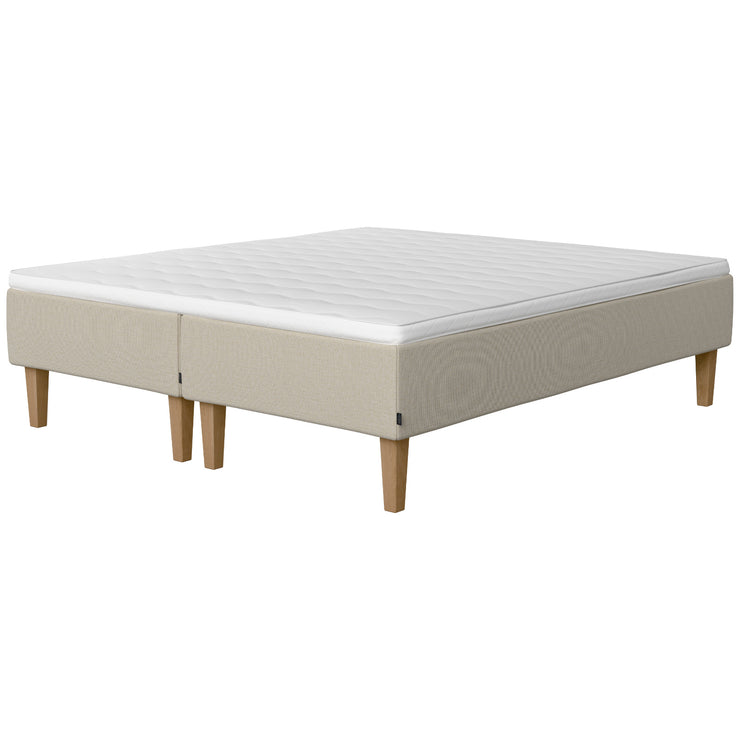Jensen Onyx -runkopatjasängyn luonnonvaalea Natural 292 verhoiluväri ja nelikulmaiset 23 cm korkeat luonnonväriset tammijalat. Yhtenäinen Sleep 1 -sijauspatja ja jalat sisältyvät hintaan.