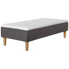 Jensen Onyx -runkopatjasängyn harmaa Grey 173 verhoiluväri ja nelikulmaiset 23 cm korkeat luonnonväriset tammijalat. Yhtenäinen Sleep 1 -sijauspatja ja jalat sisältyvät hintaan.
