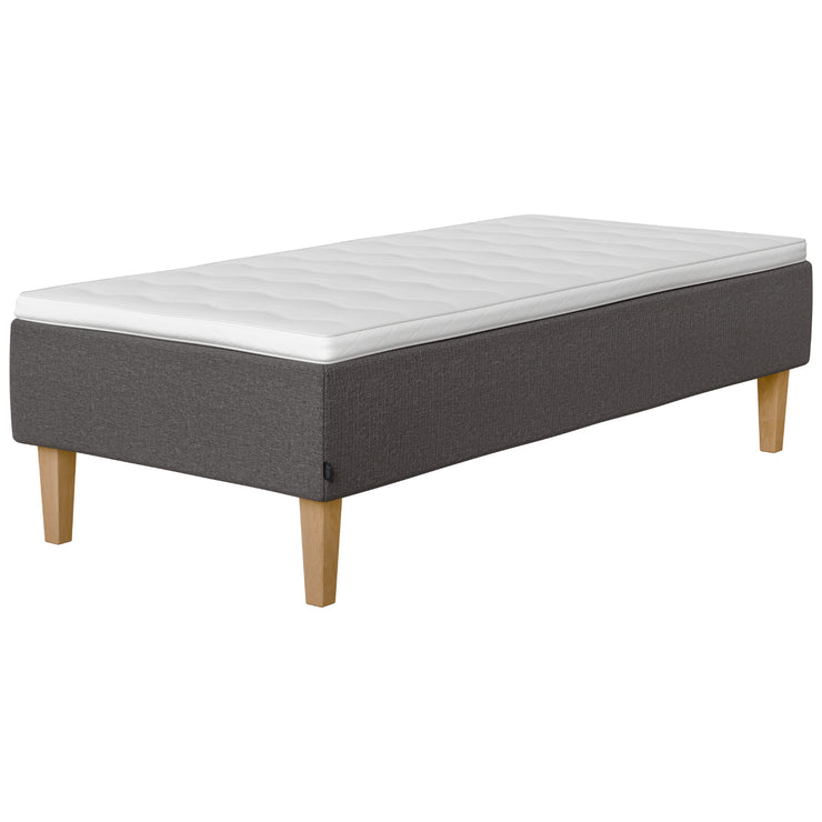 Jensen Onyx -runkopatjasängyn harmaa Grey 173 verhoiluväri ja nelikulmaiset 23 cm korkeat luonnonväriset tammijalat. Yhtenäinen Sleep 1 -sijauspatja ja jalat sisältyvät hintaan.