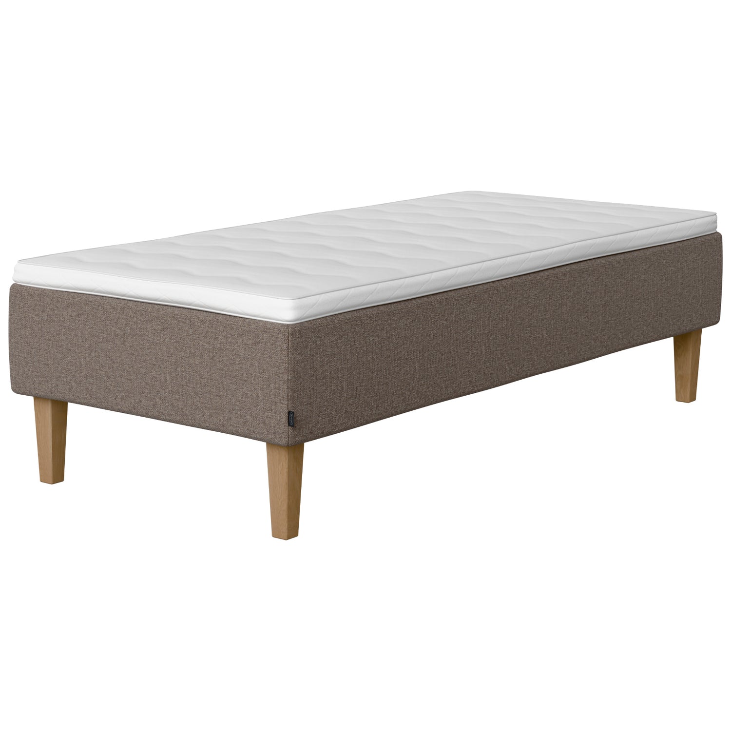 Jensen Onyx -runkopatjasängyn harmaanruskea Mole 272 verhoiluväri ja nelikulmaiset 23 cm korkeat luonnonväriset tammijalat. Yhtenäinen Sleep 1 -sijauspatja ja jalat sisältyvät hintaan.