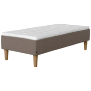Jensen Onyx -runkopatjasängyn harmaanruskea Mole 272 verhoiluväri ja nelikulmaiset 23 cm korkeat luonnonväriset tammijalat. Yhtenäinen Sleep 1 -sijauspatja ja jalat sisältyvät hintaan.