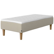Jensen Onyx -runkopatjasängyn luonnonvaalea Natural 292 verhoiluväri ja nelikulmaiset 23 cm korkeat luonnonväriset tammijalat. Yhtenäinen Sleep 1 -sijauspatja ja jalat sisältyvät hintaan.