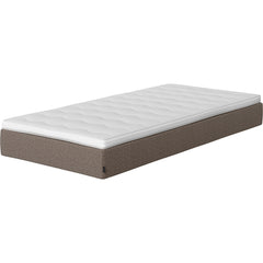 Jensen Onyx -joustinpatjan harmaanruskea Mole 272 verhoiluväri. Yhtenäinen Sleep 1 -sijauspatja sisältyy hintaan.