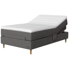 Jensen Opal -säätösängyn harmaa Grey 187 -verhoilu ja luonnonväriset 14 cm korkeat Conic-tammijalat. Sijauspatja ja jalat sisältyvät hintaan. 