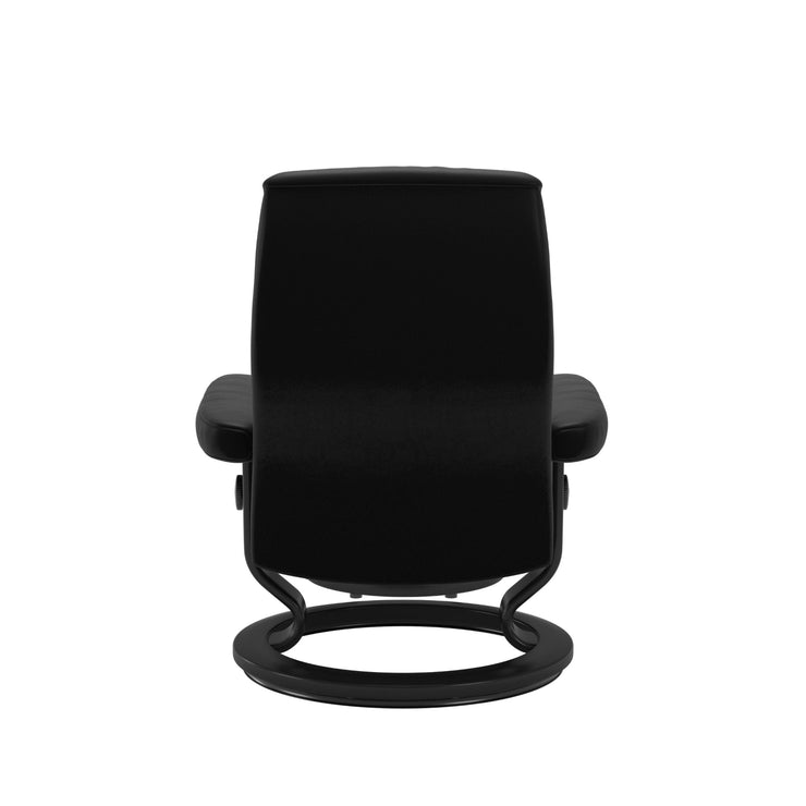 Stressless Opal M -lepotuoli ja rahi mustana: Black 19 Batick-nahkaverhoilulla ja musta petsatulla -Classic-puujalustalla.