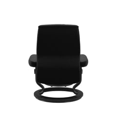 Stressless Opal M -lepotuoli mustana: Black 19 Batick-nahkaverhoilulla ja musta petsatulla -Classic-puujalustalla.