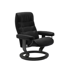 Stressless Opal M -lepotuoli mustana: Black 19 Batick-nahkaverhoilulla ja harmaa petsatulla -Classic-puujalustalla.