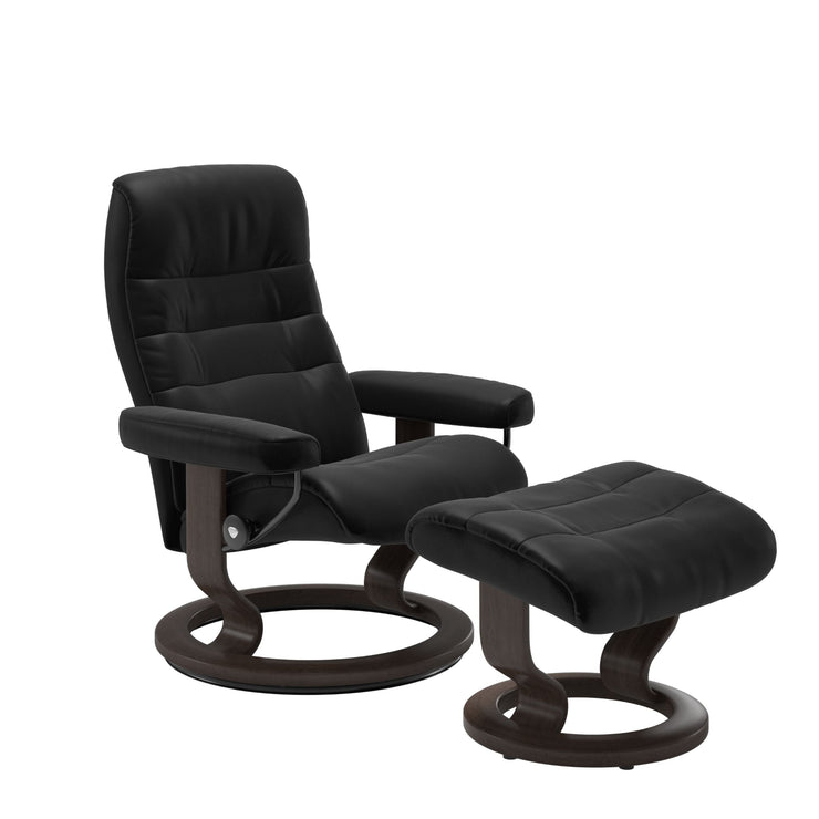 Stressless Opal M -lepotuoli ja rahi mustana: Black 19 Batick-nahkaverhoilulla ja wenge petsatulla -Classic-puujalustalla.