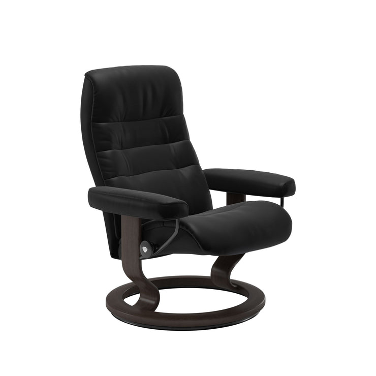 Stressless Opal M -lepotuoli mustana: Black 19 Batick-nahkaverhoilulla ja wenge petsatulla -Classic-puujalustalla.
