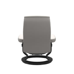 Stressless Opal M -lepotuoli ja rahi valkoisena: Milky White Batick-nahkaverhoilulla ja mustalla Black -Classic-puujalustalla.