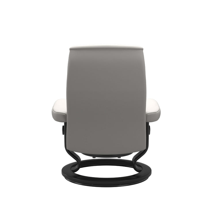 Stressless Opal M -lepotuoli ja rahi valkoisena: Milky White Batick-nahkaverhoilulla ja mustalla Black -Classic-puujalustalla.