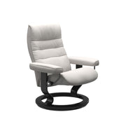 Stressless Opal M -lepotuoli valkoisena: Milky White 05 Batick -nahkaverhoilulla ja musta petsatulla -Classic-puujalustalla.