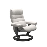 Stressless Opal M -lepotuoli valkoisena: Milky White 05 Batick -nahkaverhoilulla ja harmaa petsatulla -Classic-puujalustalla.