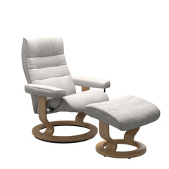 Stressless Opal M -lepotuoli ja rahi valkoisena: Milky White 05 Batick -nahkaverhoilulla ja tammi petsatulla -Classic-puujalustalla.