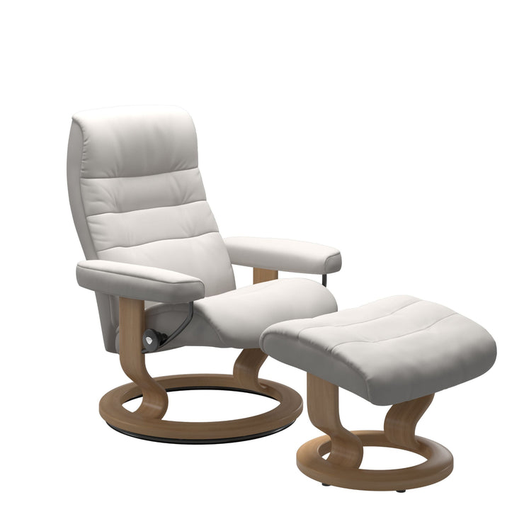 Stressless Opal M -lepotuoli ja rahi valkoisena: Milky White 05 Batick -nahkaverhoilulla ja tammi petsatulla -Classic-puujalustalla.