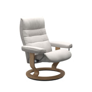 Stressless Opal M -lepotuoli valkoisena: Milky White 05 Batick -nahkaverhoilulla ja tammi petsatulla -Classic-puujalustalla.