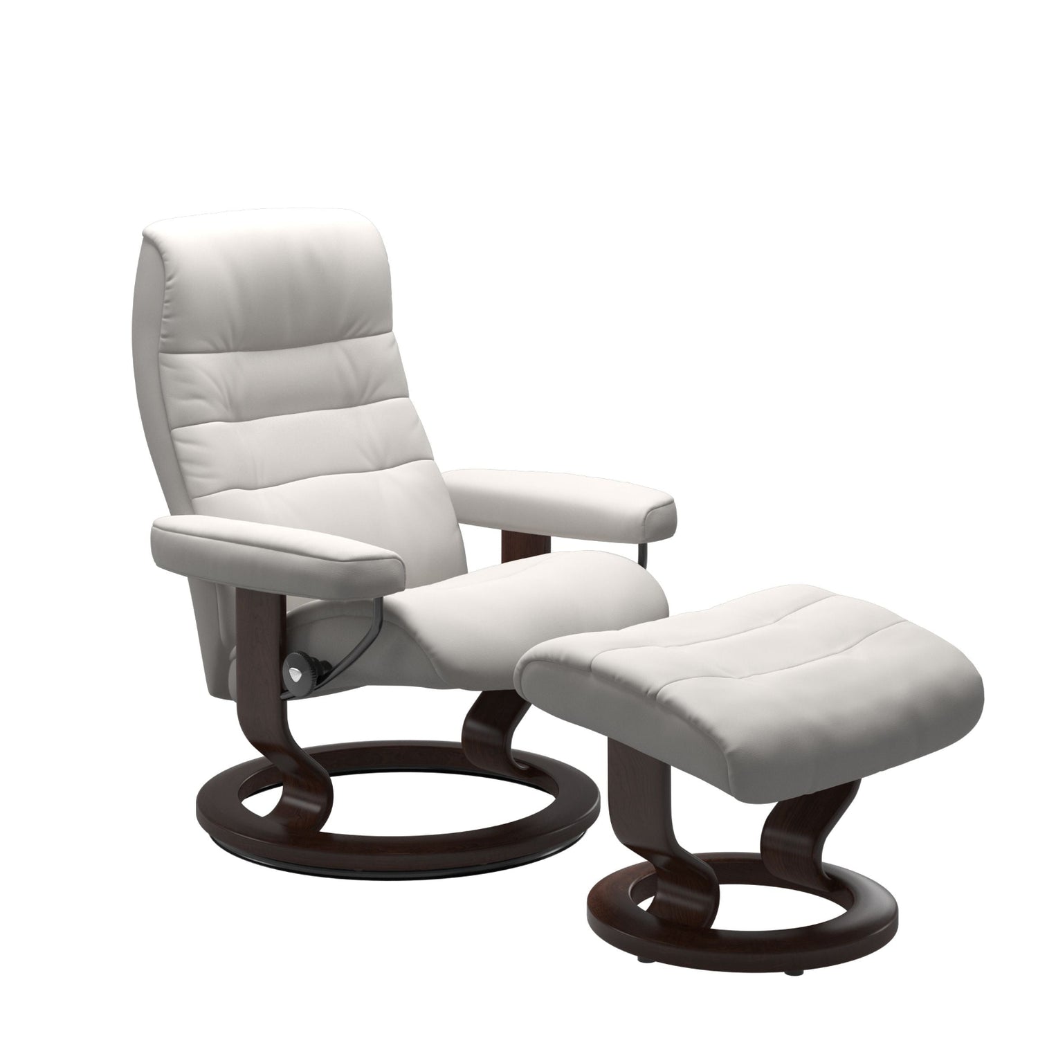 Stressless Opal M -lepotuoli ja rahi valkoisena: Milky White 05 Batick -nahkaverhoilulla ja ruskea petsatulla -Classic-puujalustalla.