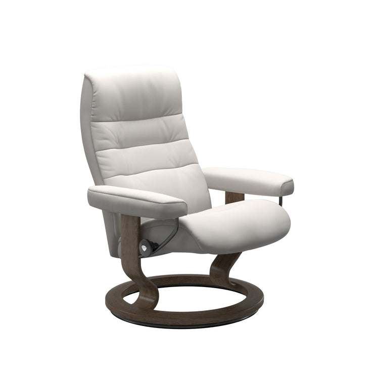 Stressless Opal M -lepotuoli valkoisena: Milky White 05 Batick -nahkaverhoilulla ja savutammi petsatulla -Classic-puujalustalla.