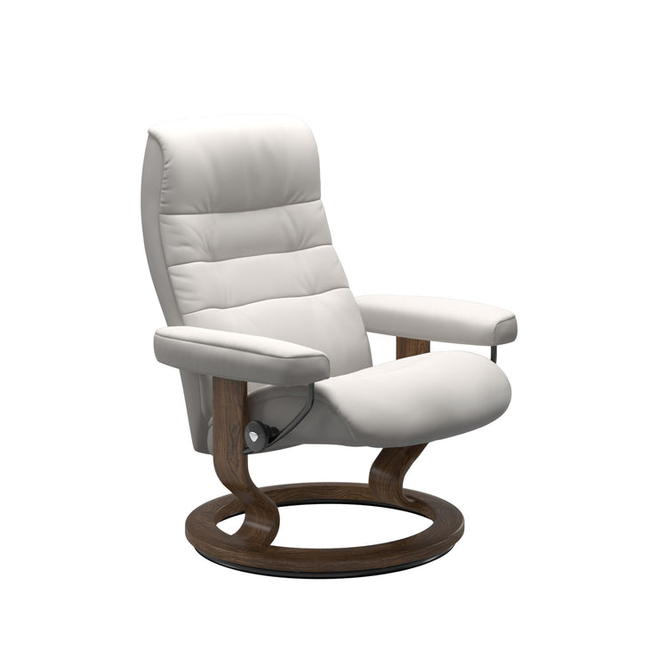 Stressless Opal M -lepotuoli valkoisena: Milky White 05 Batick -nahkaverhoilulla ja tiikki petsatulla -Classic-puujalustalla.