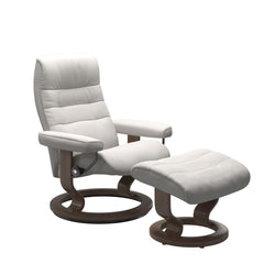 Stressless Opal M -lepotuoli ja rahi valkoisena: Milky White 05 Batick -nahkaverhoilulla ja pähkinä petsatulla -Classic-puujalustalla.