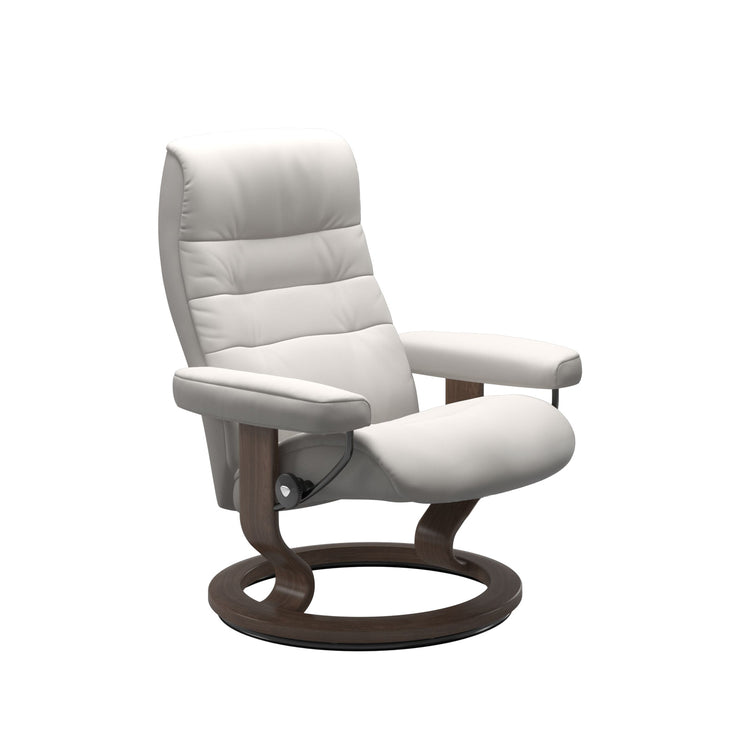 Stressless Opal M -lepotuoli valkoisena: Milky White 05 Batick -nahkaverhoilulla ja pähkinä petsatulla -Classic-puujalustalla.