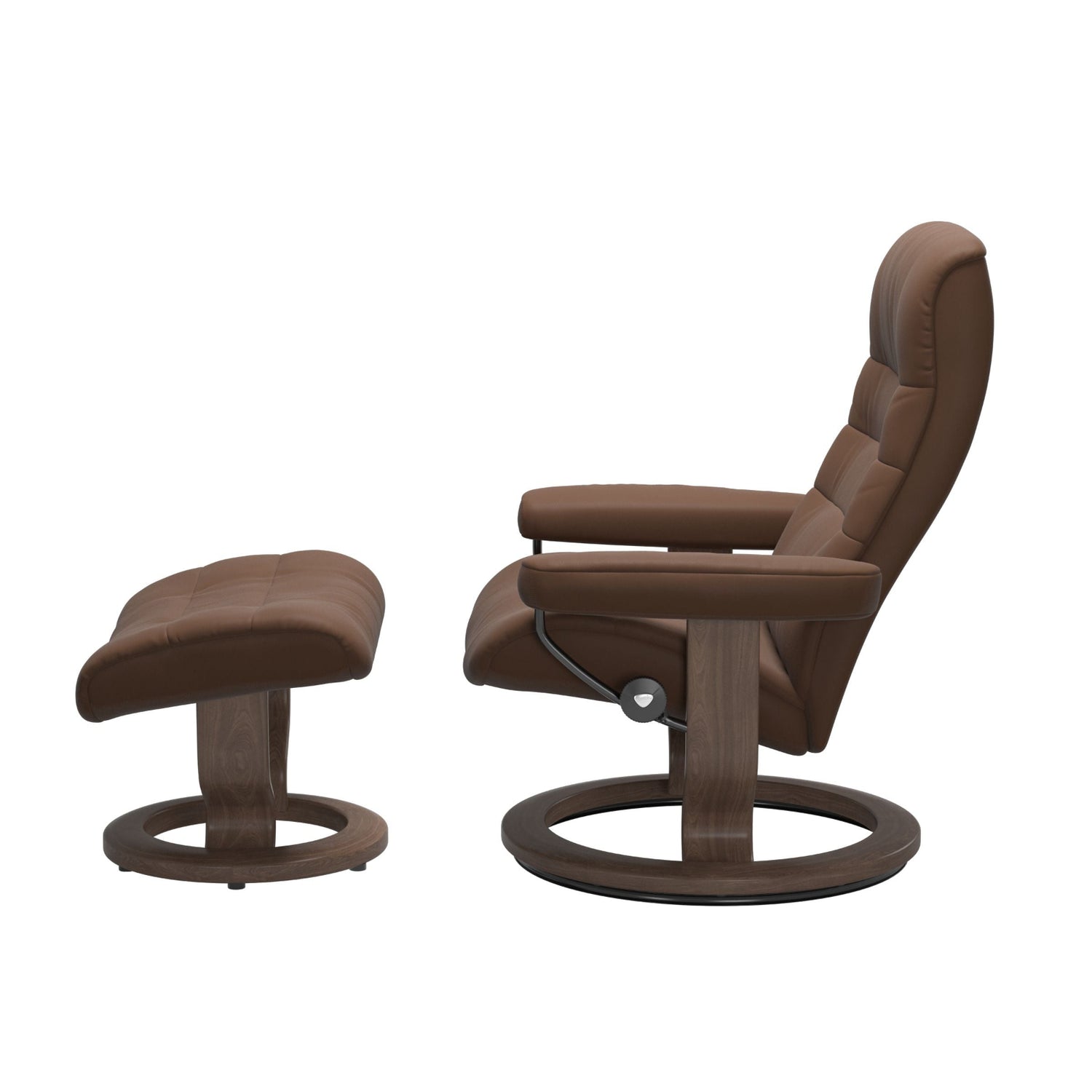 Stressless Opal M -lepotuoli ja rahi ruskeana: Warm Brown 87 Batick-nahkaverhoilulla ja pähkinä petsatulla -Classic-puujalustalla.