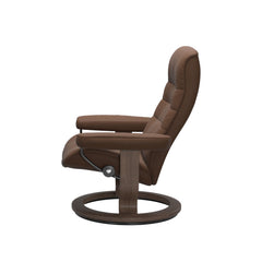 Stressless Opal M -lepotuoli ruskeana: Warm Brown 87 Batick-nahkaverhoilulla ja pähkinä petsatulla -Classic-puujalustalla.