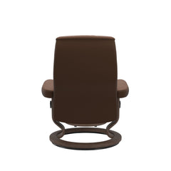 Stressless Opal M -lepotuoli ruskeana: Warm Brown 87 Batick-nahkaverhoilulla ja pähkinä petsatulla -Classic-puujalustalla.