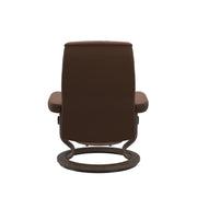 Stressless Opal M -lepotuoli ruskeana: Warm Brown 87 Batick-nahkaverhoilulla ja pähkinä petsatulla -Classic-puujalustalla.