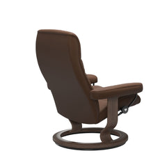Stressless Opal M -lepotuoli ruskeana: Warm Brown 87 Batick-nahkaverhoilulla ja pähkinä petsatulla -Classic-puujalustalla.